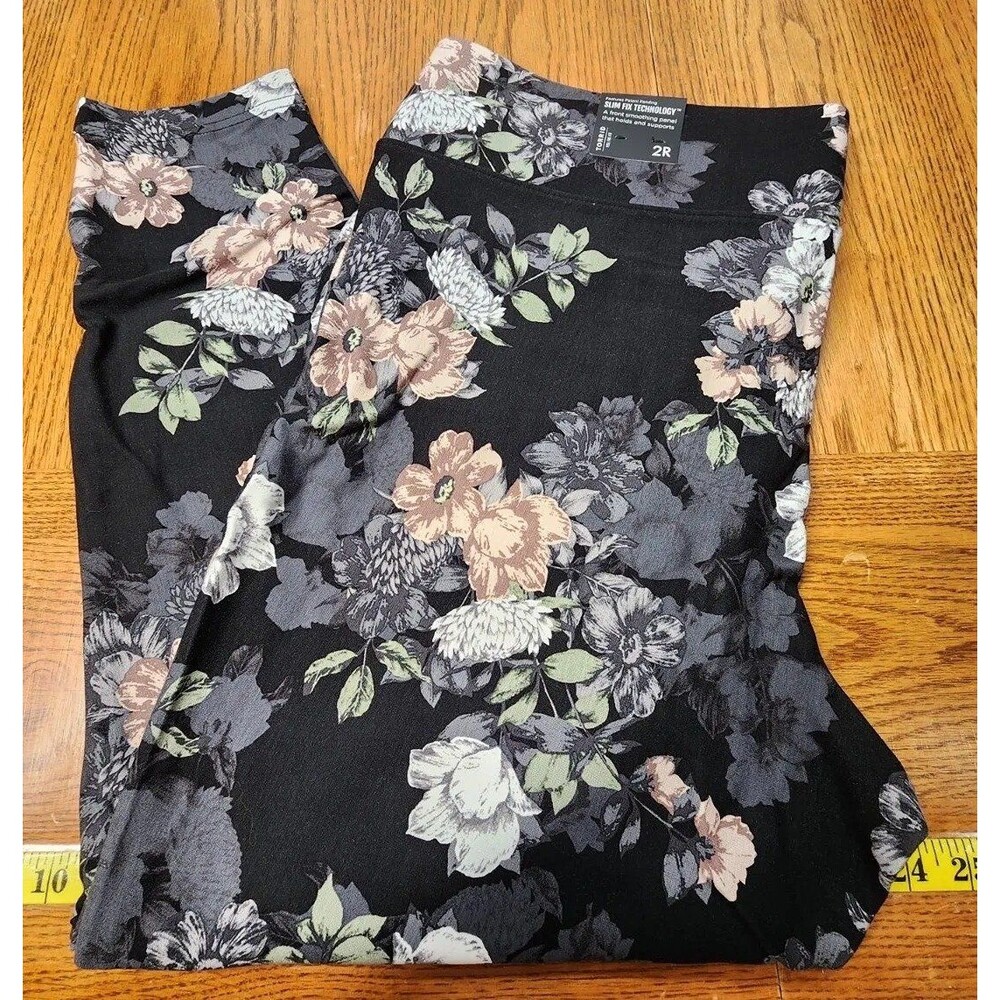 Torrid Floral Fleece Lined Pixie Plus Size 2, Inseam 26.5"